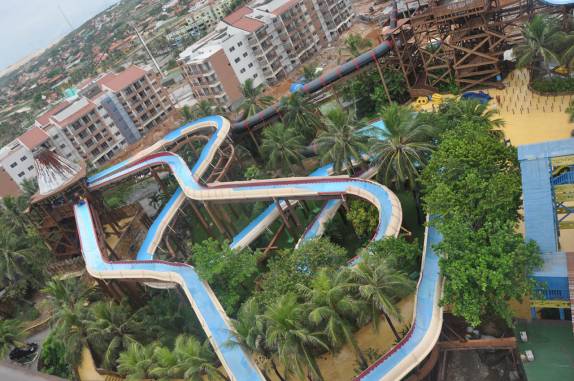 Tobogãs do Beach Park vistos do alto da torre do Insano, em Fortaleza - CE